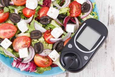 Glikoz ölçer, taze Yunan salatası, peynir ve sebzeli. Şeker hastaları, diyet ve zayıflama için en iyi yiyecekler.
