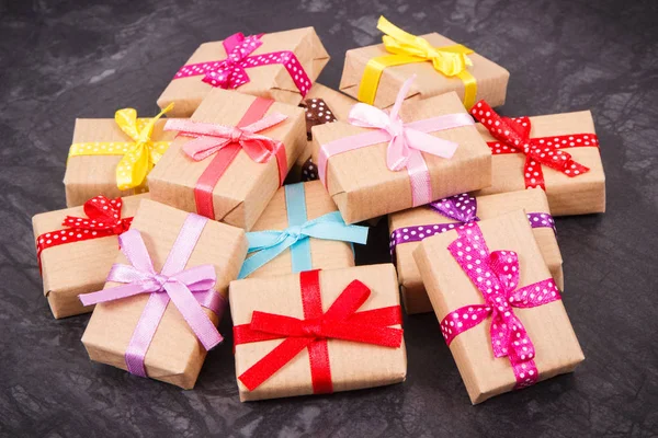 Csomagolt ajándékok karácsonyra vagy más különböző alkalmakra — Stock Fotó