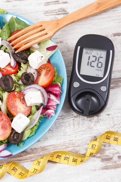 Glukometer do sprawdzania poziomu cukru, miarka taśmy i świeżej sałatki greckiej. Cukrzyca i zdrowy tryb życia — Zdjęcie stockowe