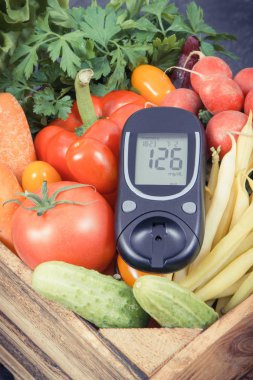 Şeker seviyesi ve sebzeleri diyabet sırasında vitamin içeren sağlıklı bileşenler olarak kontrol etmek için glukometre