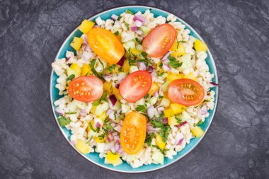 Sebzeli salata ve bulgur groats. Vitamin ve mineral içeren sağlıklı bir yemek.