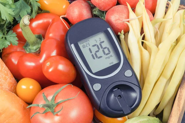 Glukometer med färska grönsaker som källmineraler och vitaminer. Diabetes, hälsosam livsstil och diet — Stockfoto