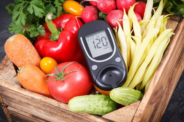 Şeker seviyesi ve sebzeleri diyabet sırasında vitamin içeren sağlıklı bileşenler olarak kontrol etmek için glukometre