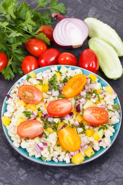Diyet ve zayıflama için en iyi yiyecek olarak bulgur groats ve sebzeli taze salata. — Stok fotoğraf