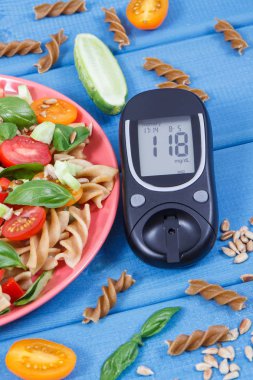 Şekerli glukometre, kepekli makarna ve sebzeli salata. Diyabet, diyet ve sağlıklı beslenme