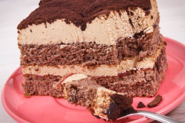 Farklı katmanlı kremalı tiramisu keki. Kutlamalar için lezzetli bir tatlı.