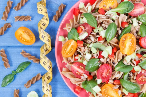 Cinta métrica y ensalada fresca con pasta integral y verduras. Mejor comida para adelgazar y adelgazar —  Fotos de Stock