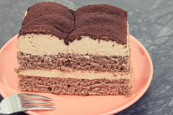 Kremowy tort tiramisu z różnymi warstwami. Pyszny deser na uroczystości — Zdjęcie stockowe