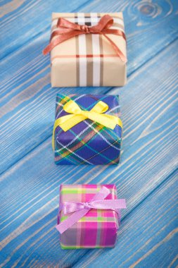 Kurdele ile sarılmış hediyeler Noel ya da diğer kutlama için