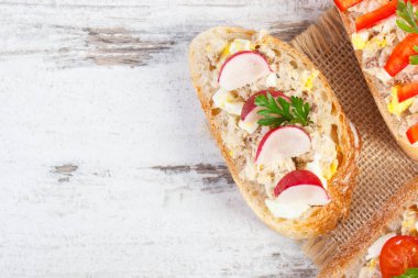 Uskumru ya da ton balığı ezmeli baget ya da sandviçler, kalas üzerine metin için kopyalama alanı