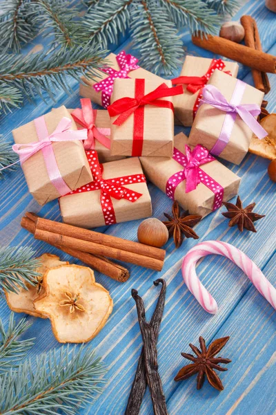 Inslagna presenter med band till jul, kryddor och spruce grenar — Stockfoto