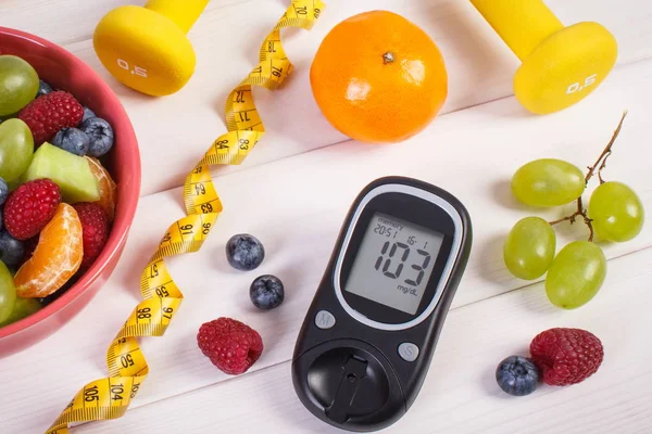 Färsk fruktsallad, glukosmätare, centimeter och hantlar, diabetes, hälsosam livsstil och kost koncept — Stockfoto