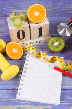 Küp takvim, meyve, halter ve şerit metre, yeni yıl kararları