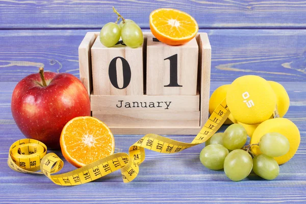 Calendrier cube, fruits, haltères et ruban à mesurer, résolutions du Nouvel An — Photo