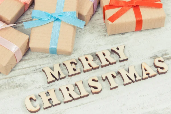 Inslagna presenter med färgglada band för jul — Stockfoto