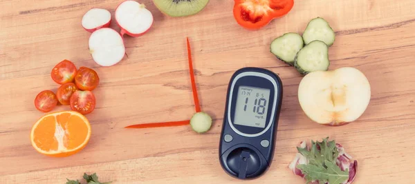 Glucometro con orologio fatto di frutta e verdura, alimentazione sana per diabetici concetto — Foto Stock