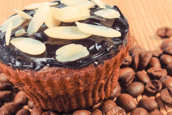 Fresh baked muffin with coffee, chocolate and almonds. Delicious dessert — Stock Photo, Image