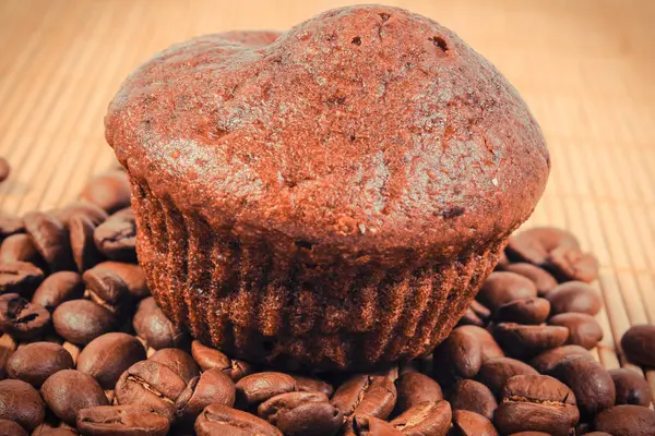Verse gebakken muffin met koffie en chocolade. Heerlijk dessert — Stockfoto