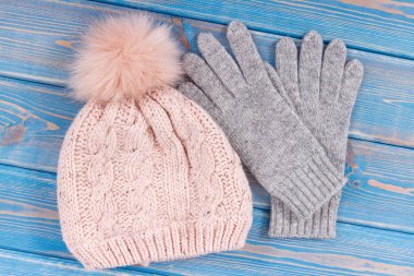 Eski tahtalardaki kadınlar için yün eldivenler ve kep