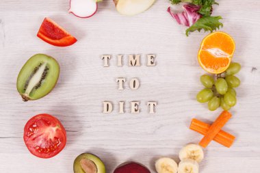 Taze meyve ve sebzeler, sağlıklı yaşam tarzları ve beslenme konsepti ile beslenme ye itki zamanı