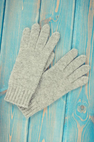 Foto vintage, par de guantes de lana para mujer en viejas tablas azules —  Fotos de Stock