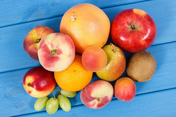 Fresh natural fruits containing nutritious vitamins for healthy lifestyles — Stock Photo, Image