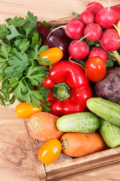 Здоровые овощи в деревянной коробке. Витамины и минералы — стоковое фото
