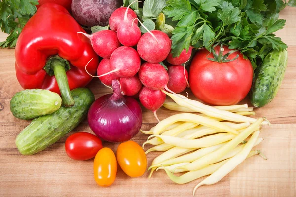 건강에 좋은 채소를 많이 먹는다. 비타민 과 미네랄 공급원 — 스톡 사진