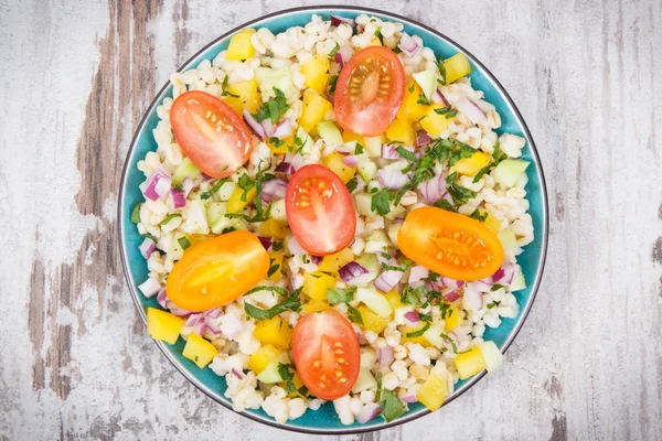 Diyet ve zayıflama için en iyi yiyecek olarak bulgur groats ve sebzeli salata. — Stok fotoğraf