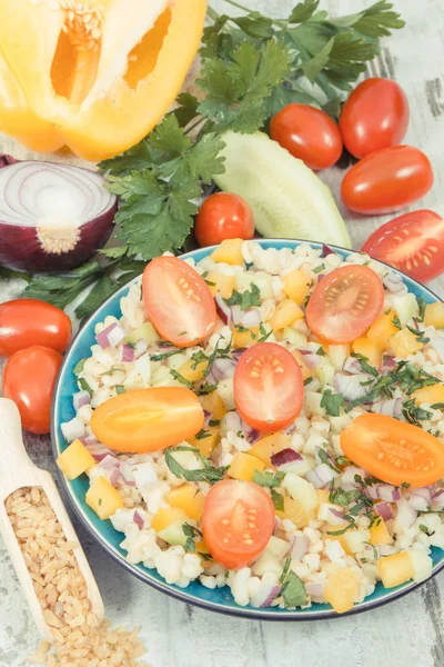 Diyet ve zayıflama için en iyi yiyecek olarak bulgur groats ve sebzeli salata. — Stok fotoğraf