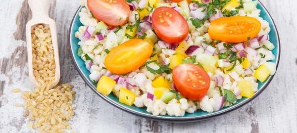 Diyet ve zayıflama için en iyi yiyecek olarak bulgur groats ve sebzeli salata. — Stok fotoğraf