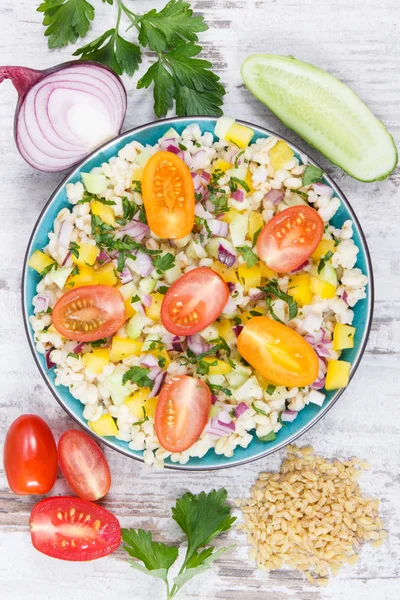 Bulgur groats ve sebzeli taze salata. Sağlıklı yaşam tarzları ve beslenme — Stok fotoğraf