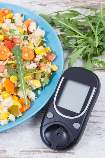 Glucose meter for checking sugar level and salad with vegetables and couscous groats. Light and healthy meal for diabetics containing vitamins — Stock Photo, Image