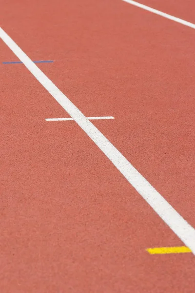 Cinta de correr roja en el estadio. Estilos de vida saludables y deportivos en el concepto de aire fresco — Foto de Stock