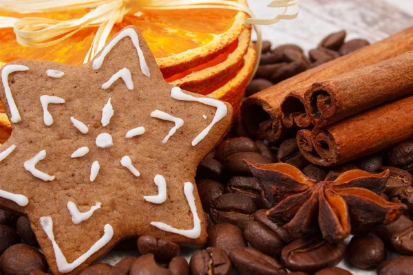 装饰姜饼，咖啡粒和香料，圣诞节的时候 — 图库照片