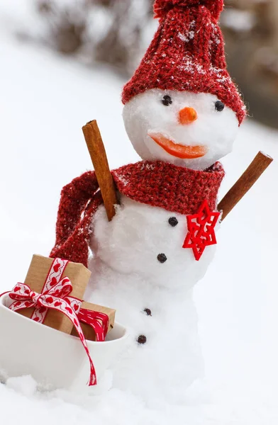 Dekorerad snögubbe med julklappar eller Valentine — Stockfoto