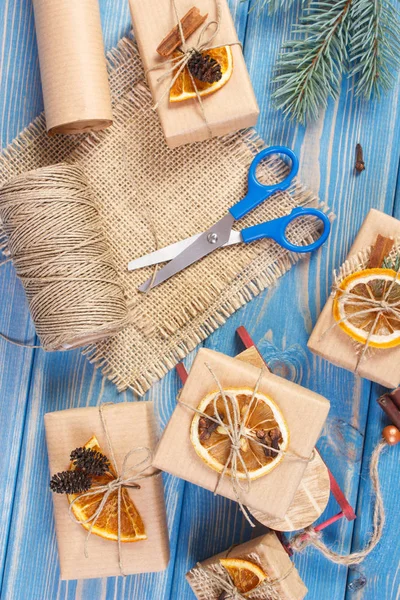 Accesorios, decoración y regalos envueltos para Navidad con trineo de madera en tablas — Foto de Stock