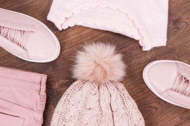 Kadınsı deri ayakkabılar, pantolonlar, kazak ve şapkalar.