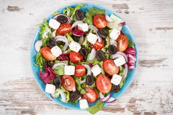 Ensalada griega con queso feta y verduras. Estilos de vida saludables, alimentos y nutrición —  Fotos de Stock