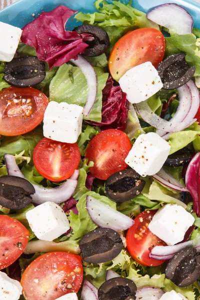 Ελληνική σαλάτα με φέτα και λαχανικά. Υγιεινός τρόπος ζωής, τρόφιμα και διατροφή — Φωτογραφία Αρχείου