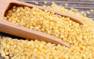 Millet kaynak mineral ve lif olarak inliyor. Ahşap arkaplan