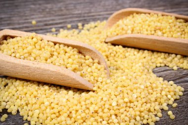 Millet kaynak mineral ve lif olarak inliyor. Ahşap arkaplan