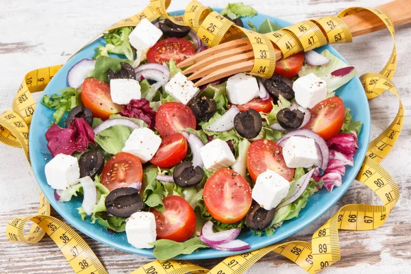 Ensalada centímetro y griego con queso feta y verduras. Estilos de vida saludables, alimentos y adelgazamiento —  Fotos de Stock