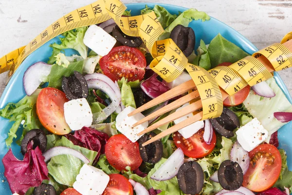 Ensalada centímetro y griego con queso feta y verduras. Estilos de vida saludables, alimentos y adelgazamiento —  Fotos de Stock