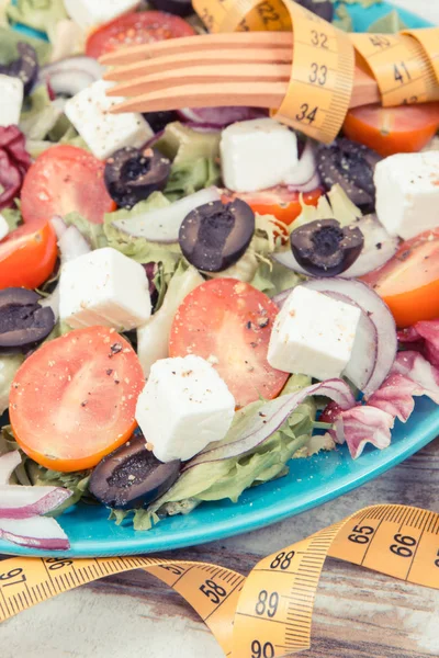 Cinta métrica con ensalada griega fresca con queso feta y verduras. Mejor comida para adelgazar y adelgazar —  Fotos de Stock