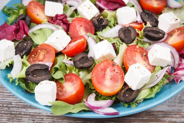 Salada grega com queijo feta e legumes. Estilo de vida saudável, alimentação e nutrição — Fotografia de Stock