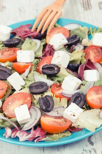 Ensalada griega con queso feta y verduras. Estilos de vida saludables, alimentos y nutrición —  Fotos de Stock