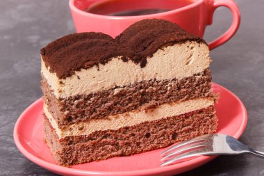 Farklı durumlar için lezzetli tiramisu keki ve sade kahve. Tatlı nefis.