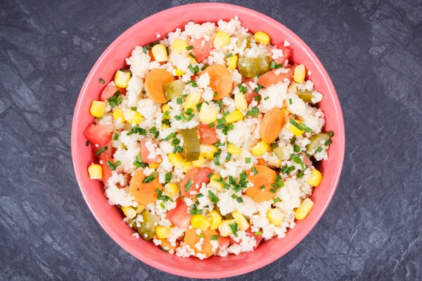 Kuskus ve sebzeli taze salata. Hafif vejetaryen yemeği — Stok fotoğraf