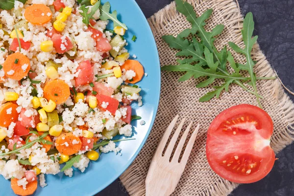Diyet ve zayıflama için en iyi besleyici besin olarak kuskus ve sebzeli taze salata. Kaynak vitaminler ve mineraller — Stok fotoğraf